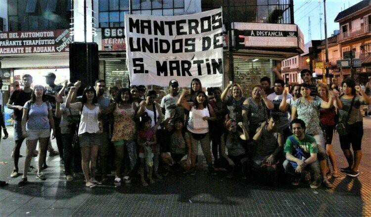 Represión a manteras en la peatonal de San Martín
